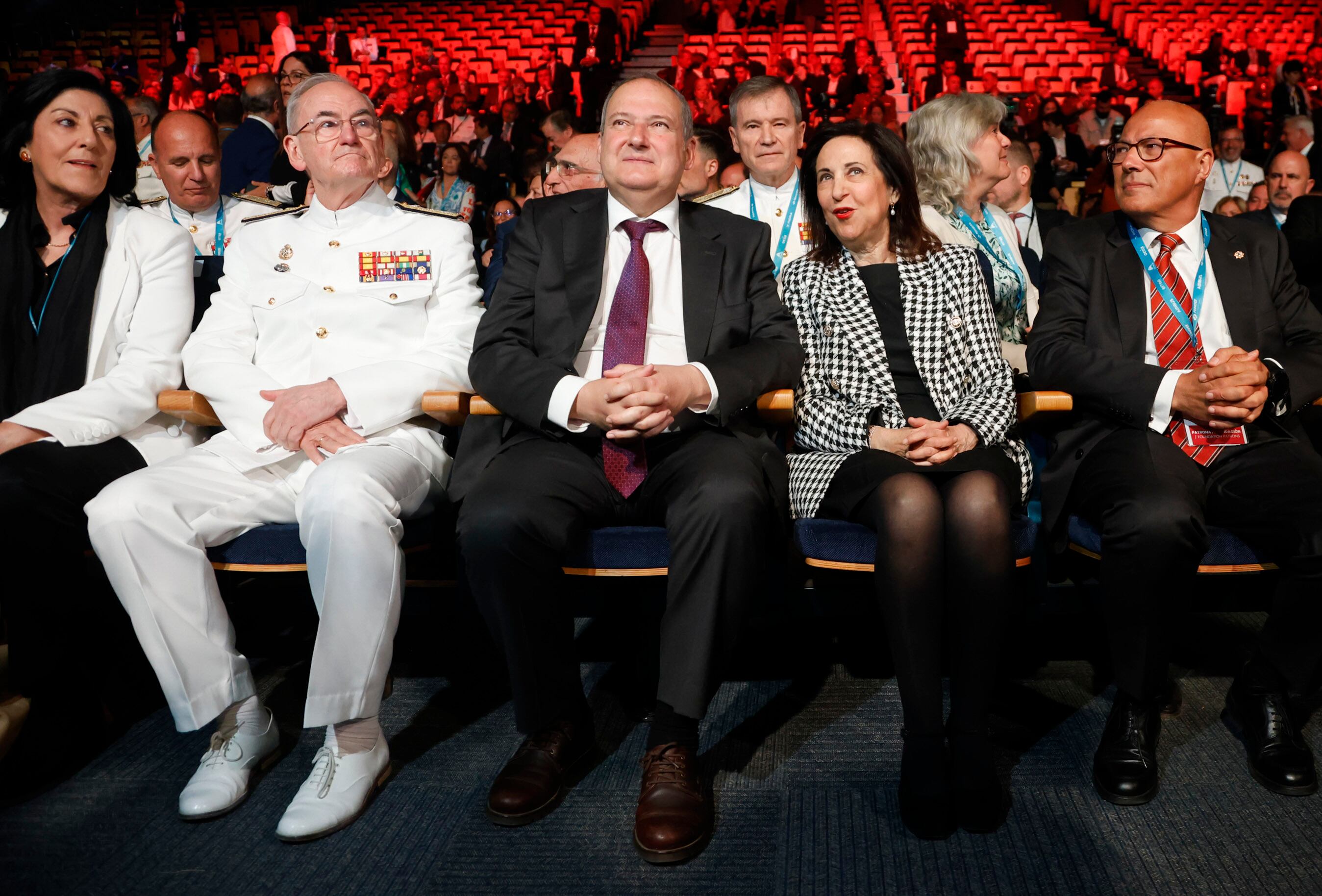 MADRID, 12/05/2025.- El ministro de Turismo e Industria, Jordi Hereu (3i), junto a la ministra de Defensa, Margarita Robles (2d), junto al presidente de la Fundación Feindef, Ángel Olivares (d), y el Jefe de Estado Mayor de la Defensa, el almirante general Teodoro Esteban López Calderón (2i), durante la inauguración de la Feria Internacional de Defensa y Seguridad de España (FEINDEF) 2025, en el recinto de Ifema, en Madrid. EFE/David Fernández
