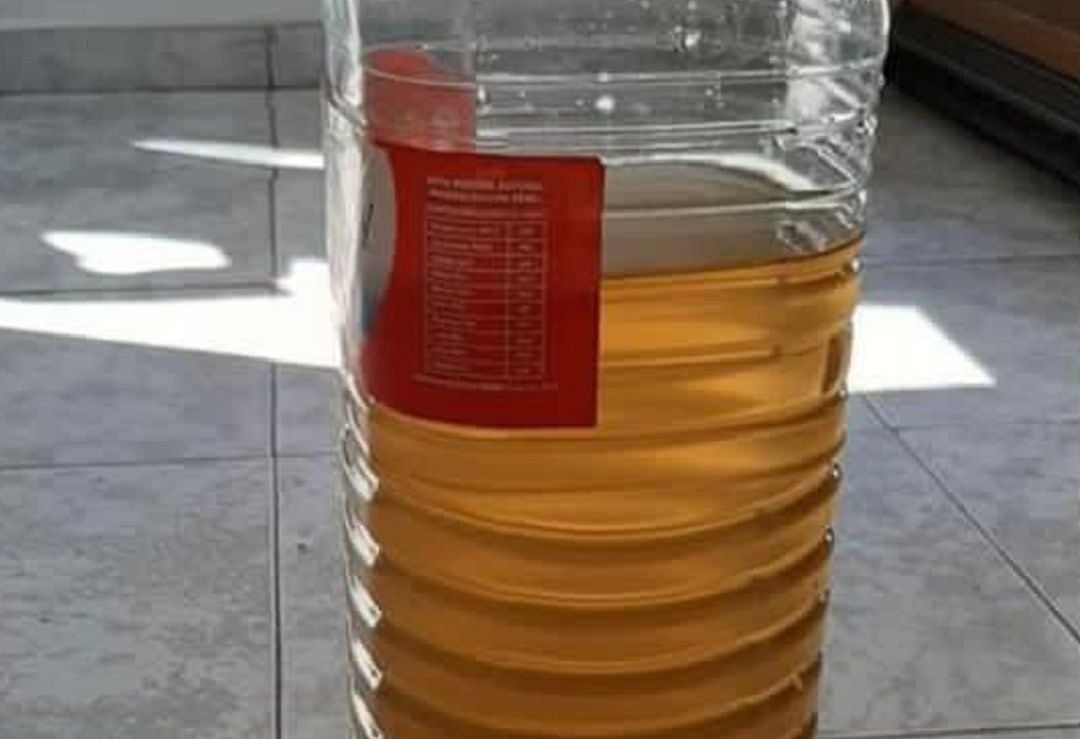 Imagen de una botella con el agua turbia, recogida del grifo en un domicilio de la localidad