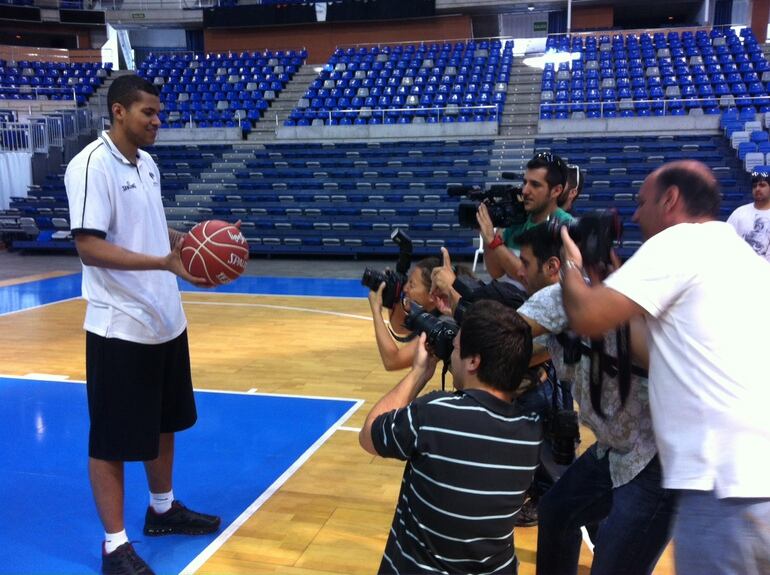 Hettsheimeir posa para los compañeros gráficos en su presentación con el Unicaja.