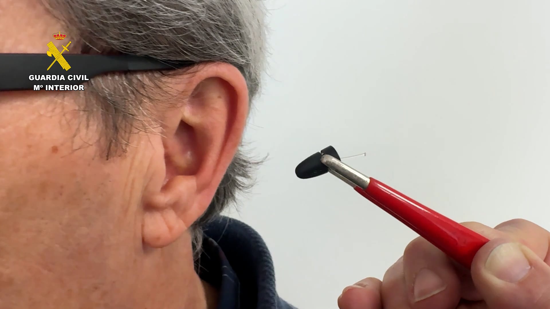 La Guardia Civil y la Jefatura de Tráfico en La Rioja detectan por primera vez el uso de “gafas inteligentes” para el fraude en exámenes de conducir