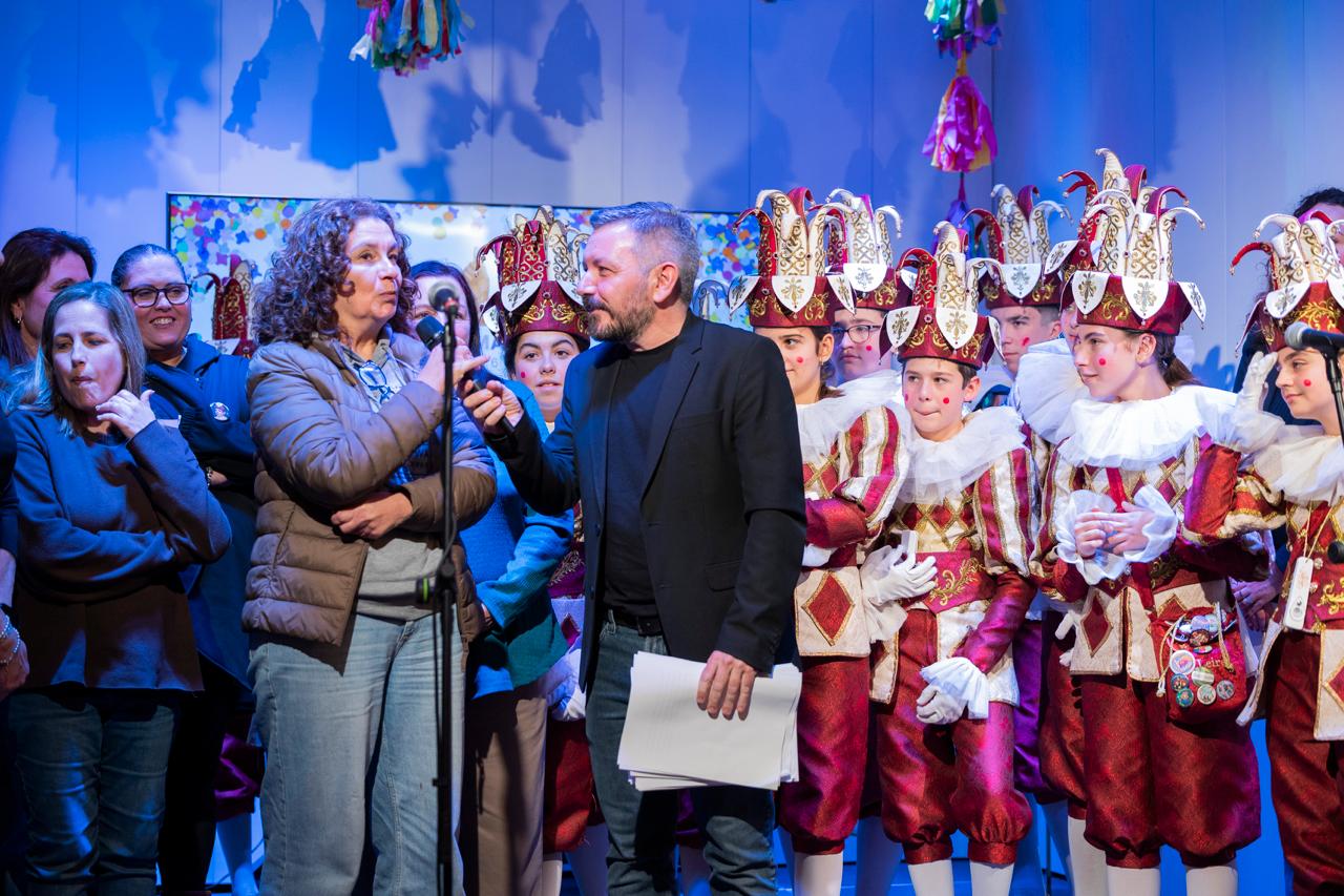 Entrega de el Dedal Mágico a la comparsa El hilo rojo