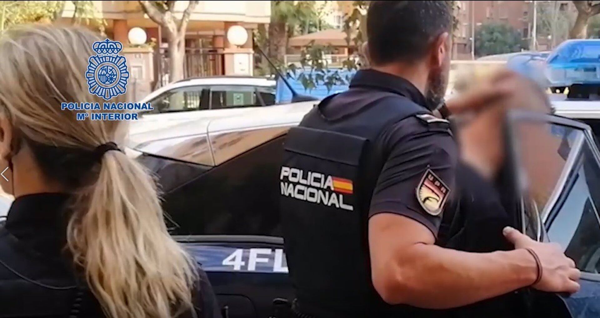 Momento del traslado de uno de los detenidos de la red de explotación sexual desmantelada en Alicante