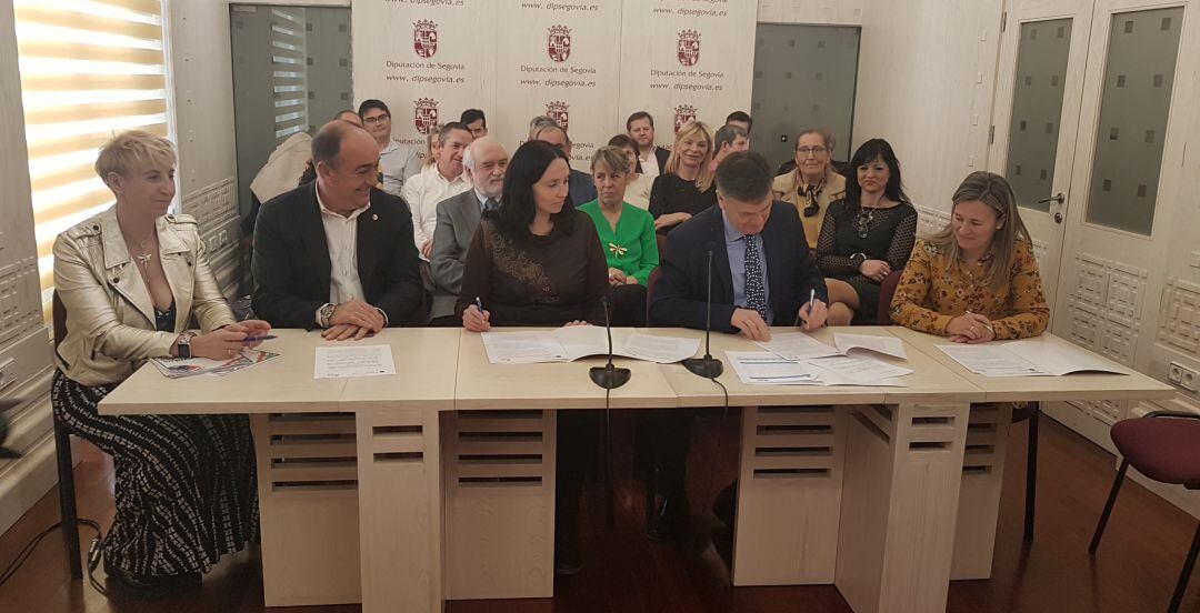 Acto de firma del convenio entre la Diputación con veintirés asociaciones sociales de la provincia