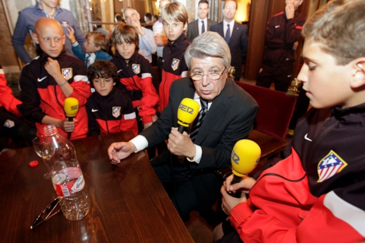 El presidente del Atlético no quiere pactar primas con los niños hasta que acabe el torneo, pero prefiere que no viajen al Caribe para que no estén mermados físicamente