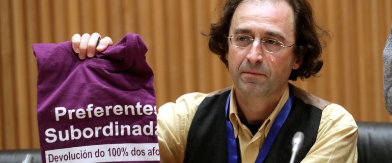 Xesús Domínguez, portavoz de la coordinadora de plataformas de afectados por las preferentes en Galicia, durante su comparecencia ante la Comisión de investigación de la crisis financiera