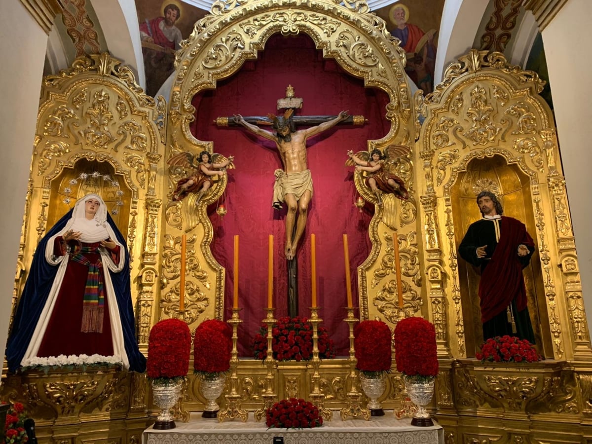 Imagen de archivo de los titulares del Cristo de Burgos en su capilla de la Parroquia de San Pedro