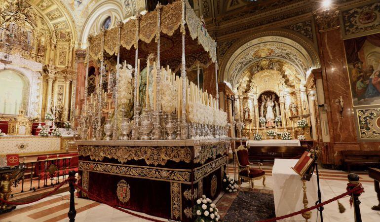 El palio de la Esperanza Macarena aguarda en su Basílica a que llegue La Madrugá