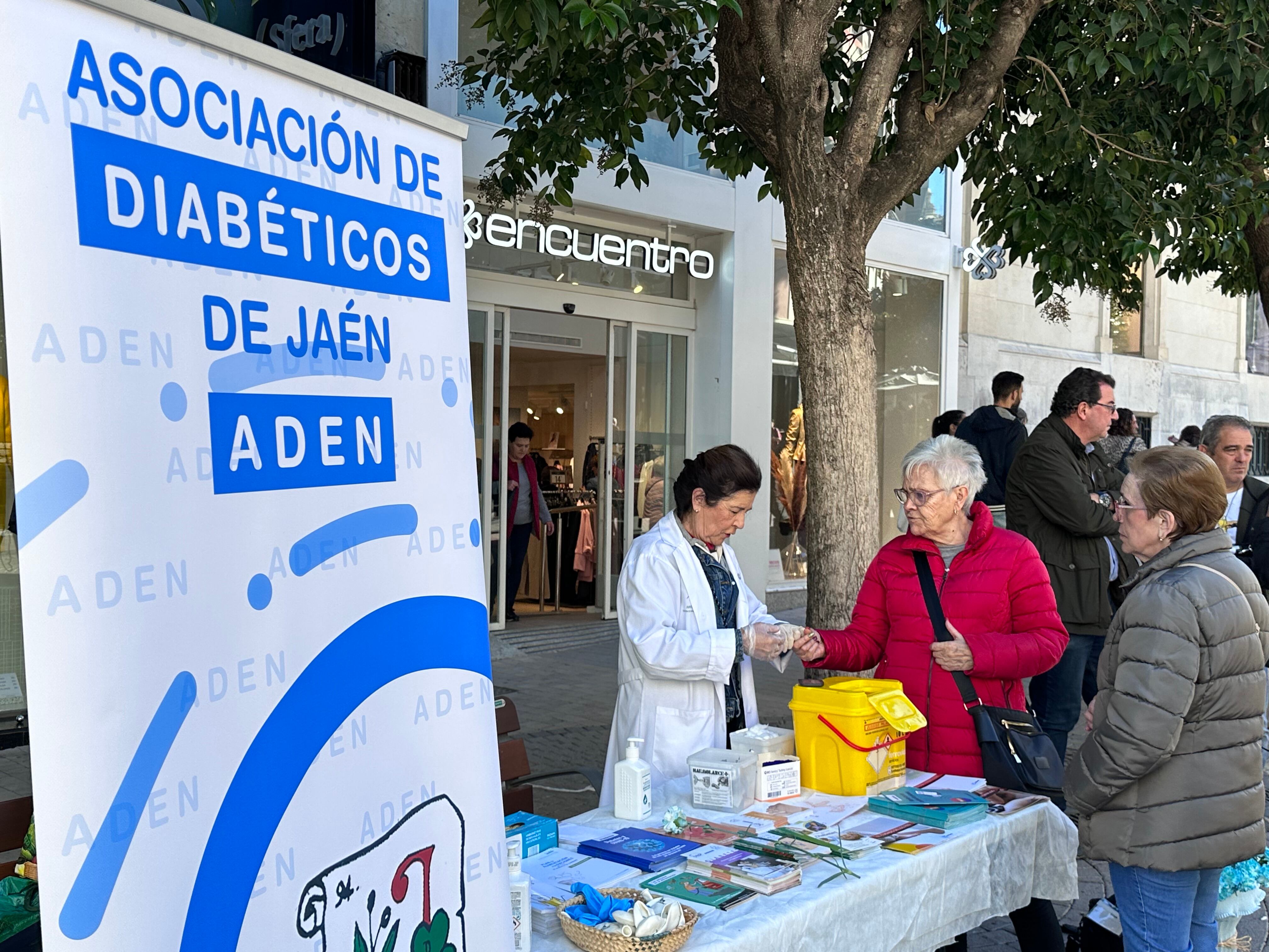 Mesa informativa de la Asociación de Diabéticos de Jaén en la calle Roldán y Marín.