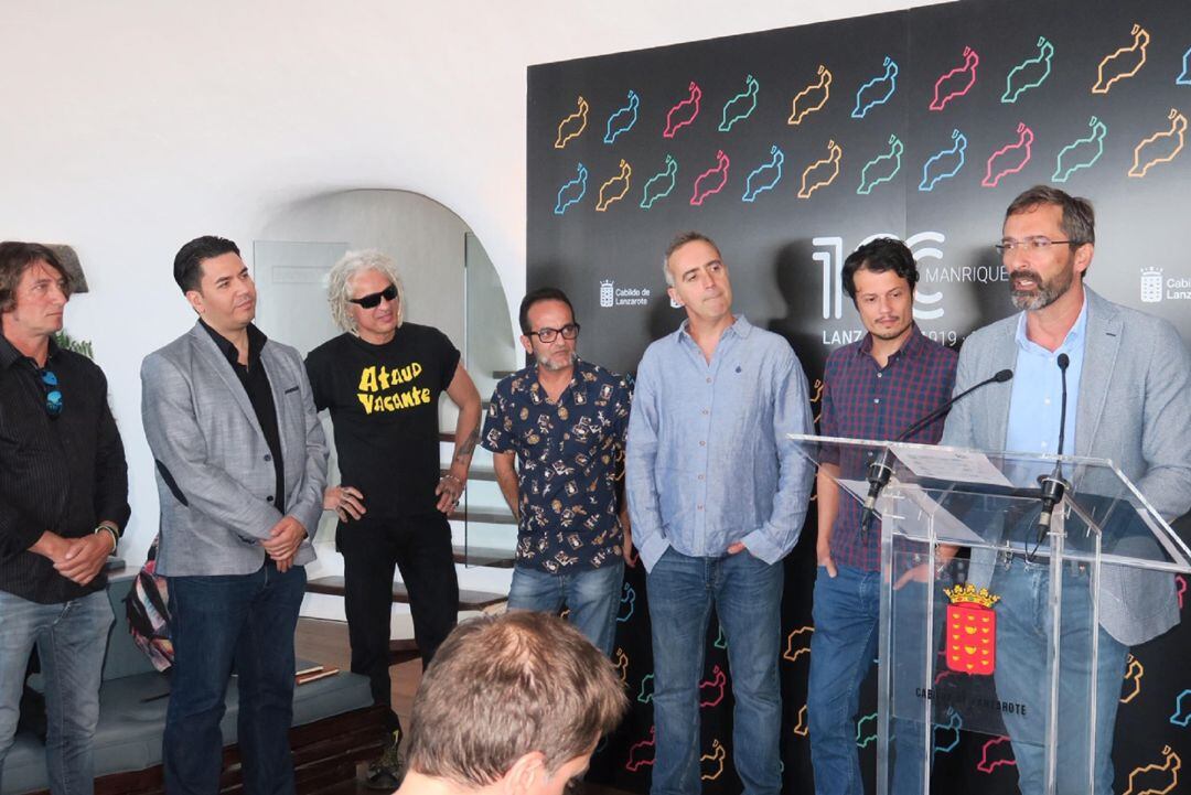 El presidente del Cabildo de Lanzarote y el consejero de Cultura, Pedro San Ginés y Óscar Pérez, con algunos de los artistas que se subirán al escenario.