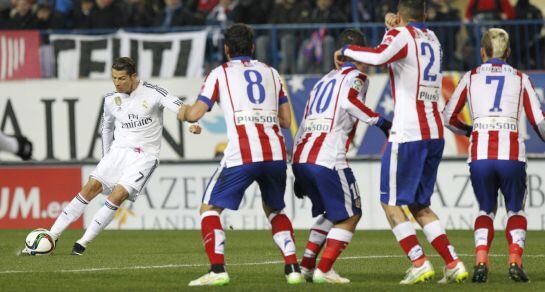 El portugués lanza una falta en el Calderón.