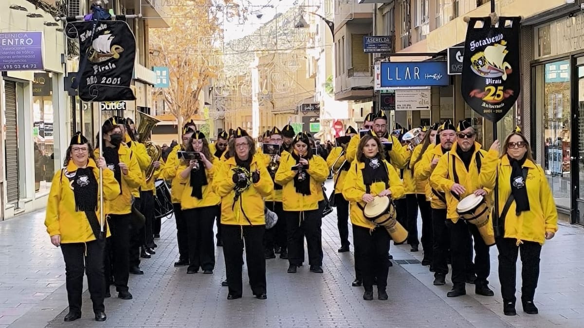 Entrevista | Sergio Riquelme y José Luis Andreu repasan 25 años de historia, música y pasión festera de Sotavento Pirata.