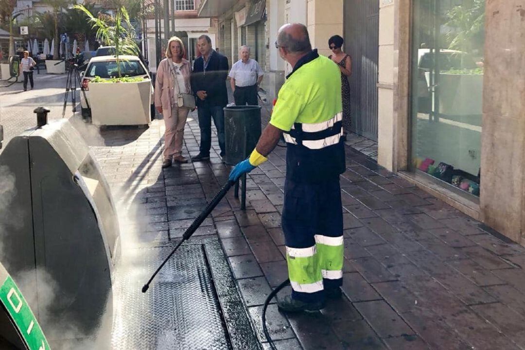 Operario de limpieza realizan la limpieza de los contenedores de Motril