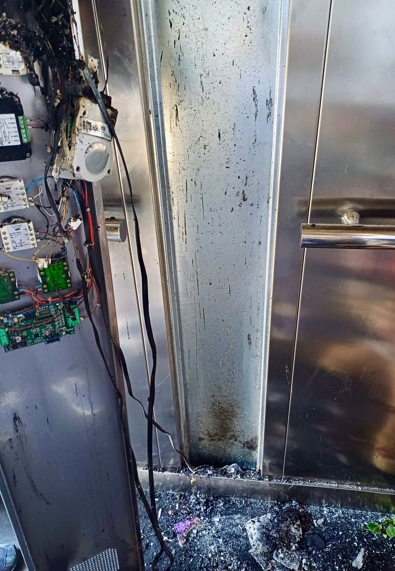 Un incendio intencionado deja fuera de servicio los ascensores de la calle Castilla de Santander