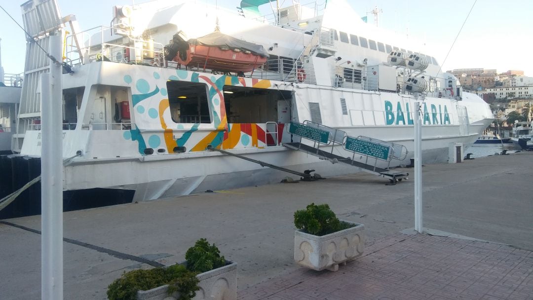 Imagen de una embarcación de Balearia en el puerto de Ibiza