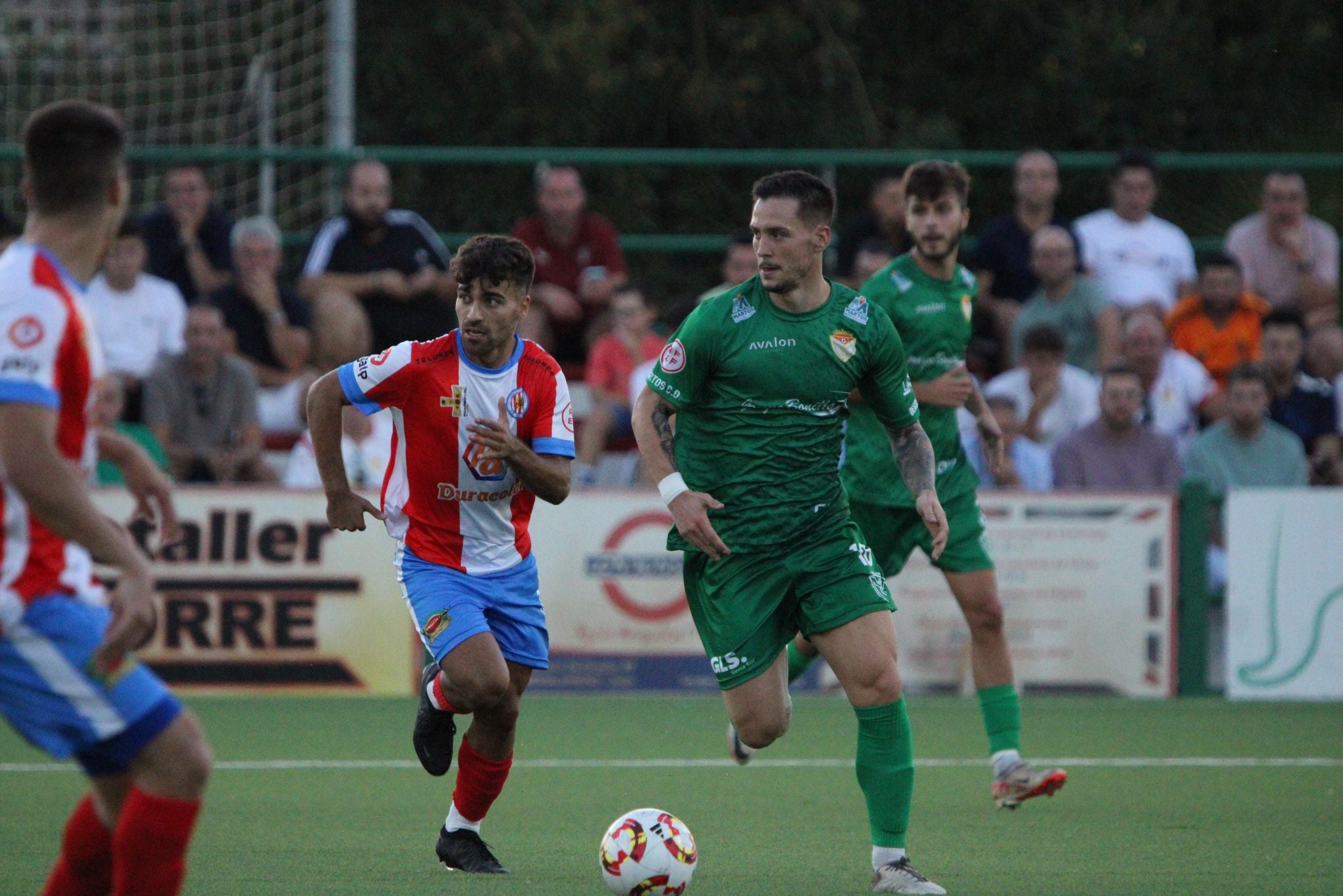 Adrián Ruiz, jugador del Martos, en el partido ante la UDC Torredonjimeno.