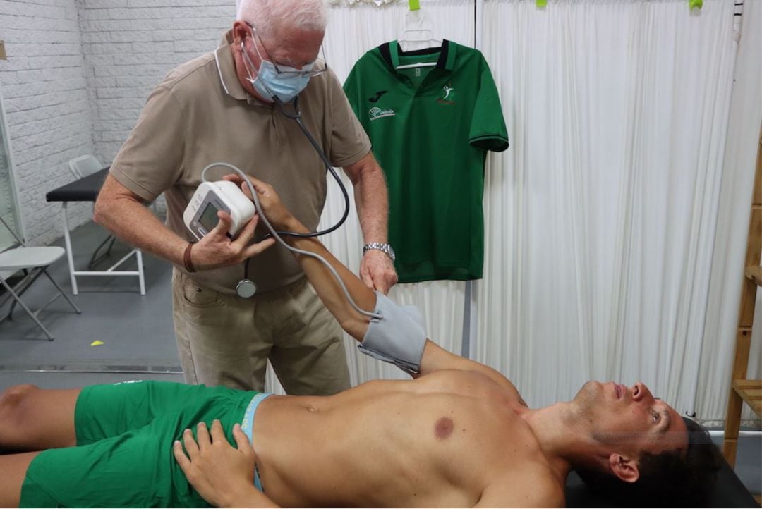 El doctor García toma la tensión a los jugadores del Unicaja Almería.