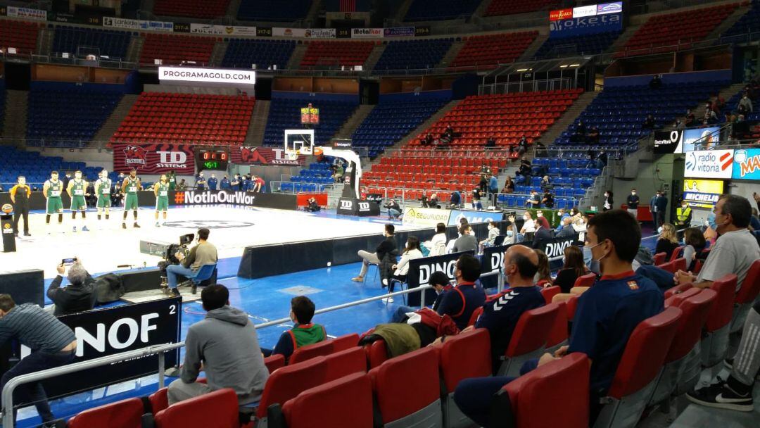 El Buesa Arena con público y mascarillas.