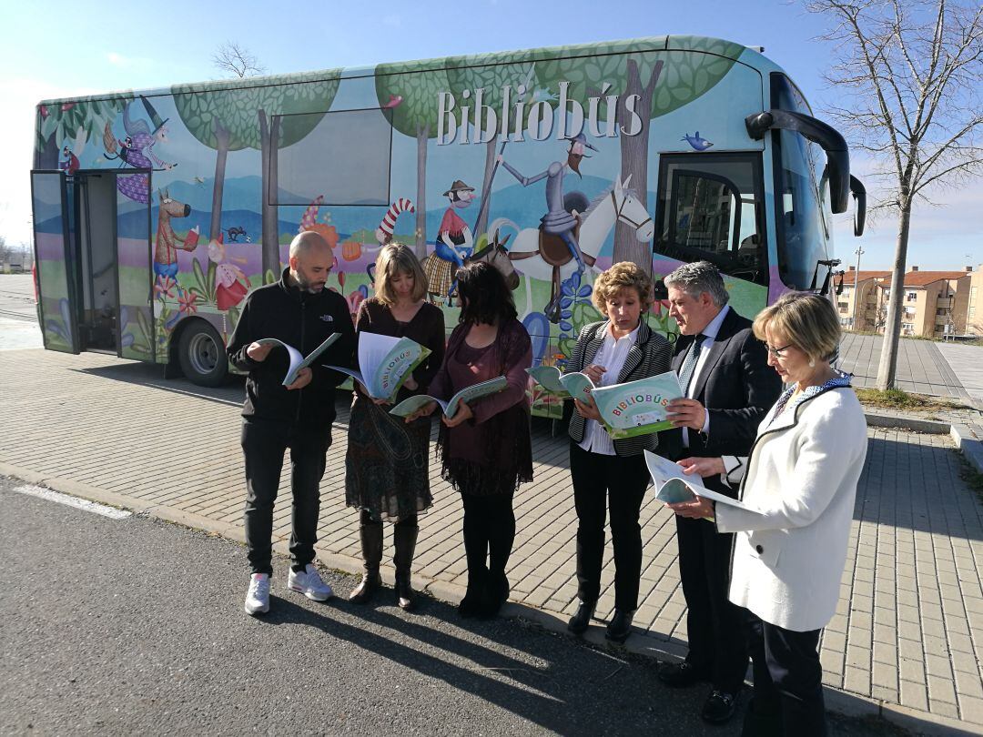 Los responsables de los bibliobuses junto a los autores del cuento durante su presentación