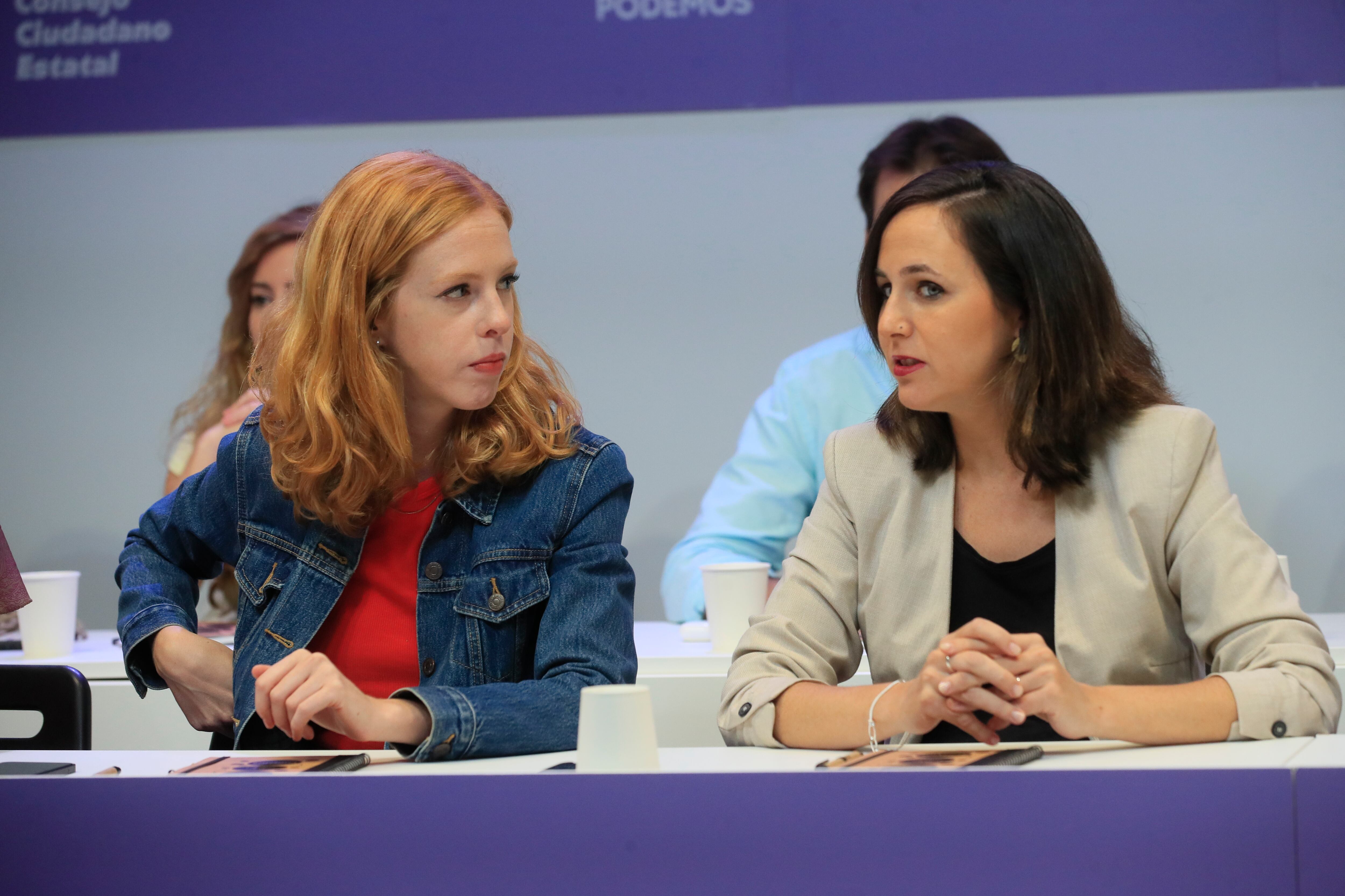 La secretaria general de Podemos y ministra de Derechos Sociales y Agenda 2030, Ione Belarra (d) junto a la secretaria de Estado para la Agenda 2030 del Ministerio de Derechos Sociales, Lilith Verstryng, durante la reunión del Consejo Ciudadano Estatal de la formación que debate sobre la situación política actual.