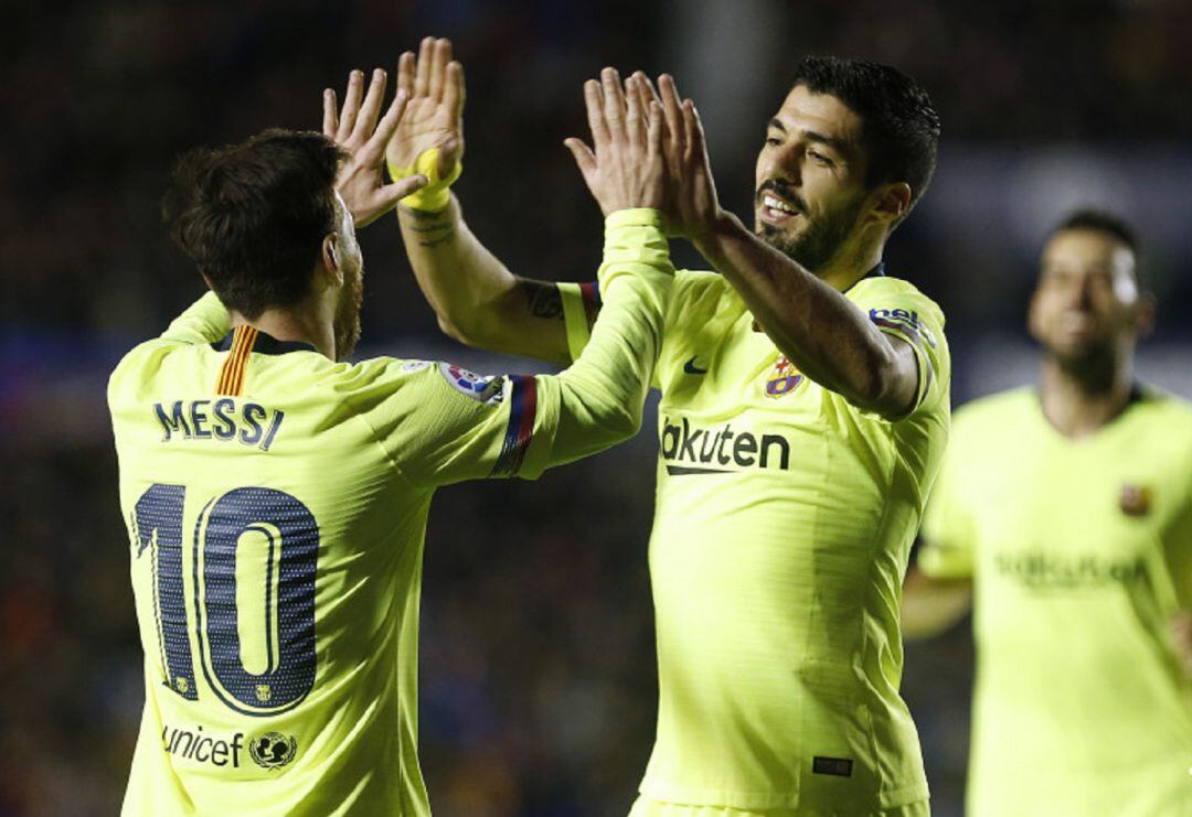 Messi y Suárez celebran un gol ante el Levante