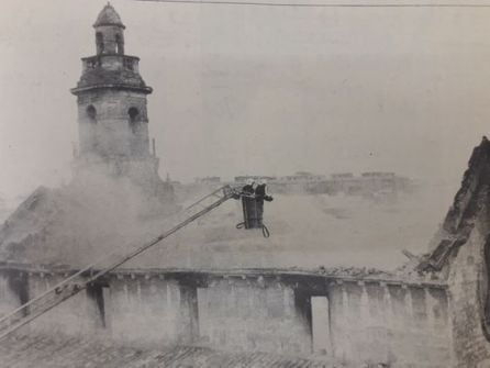 Imagen del incendio que arrasó la iglesia de la Magdalena en el año 1990