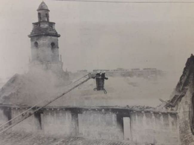 Imagen del incendio que arrasó la iglesia de la Magdalena en el año 1990