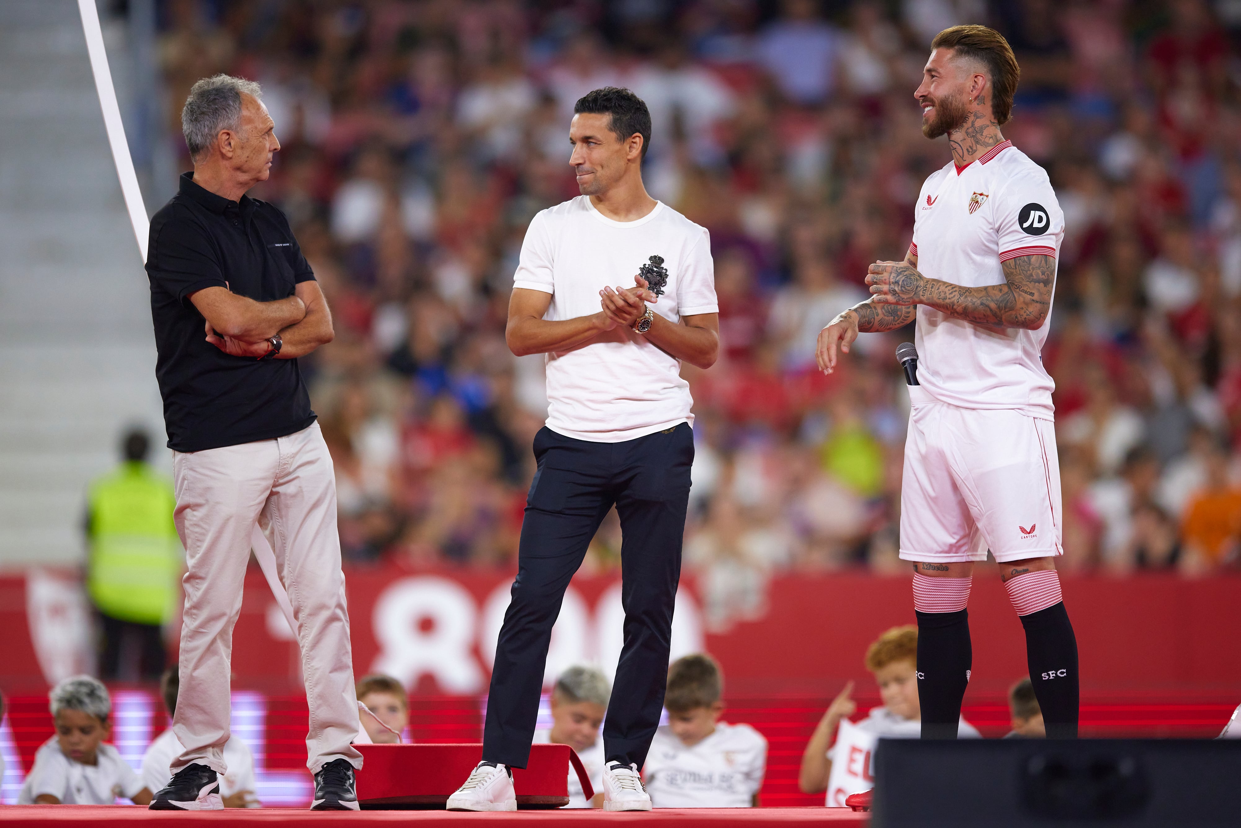 Joaquín Caparrós, Jesús Navas y Sergio Ramos, durante el evento por el fichaje de Ramos