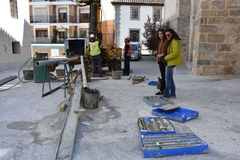 Trabajos para elaborar estudio geotécnico junto a la Alcazaba y el templo de La Mayor de Baza