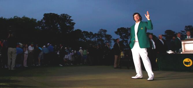 El jugador estadounidense, ganador del Masters de Augusta 2012, luce su chaqueta verde