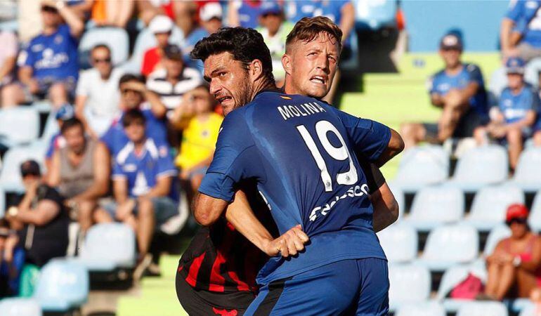 Jorge Molina, autor del único gol azulón, durante un lance del encuentro ante el F.C. Reus