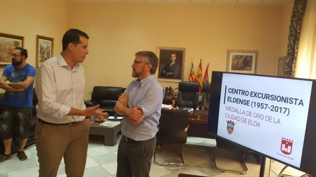 Imagen de archivo del alcalde e Elda junto al presidente del C.E.E. 