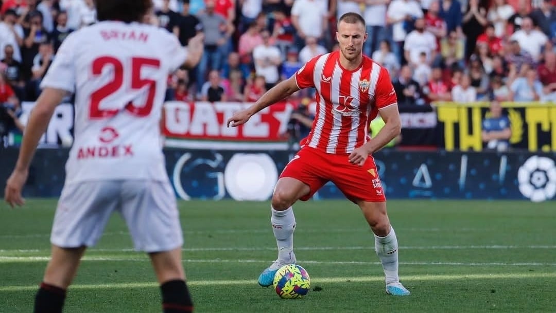 El central brasileño Rodrigo Ely es puro compromiso.