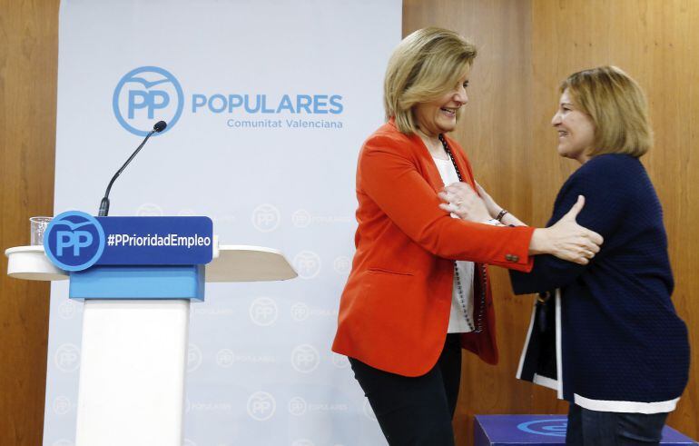 La ministra de Empleo en funciones, Fátima Báñez, y la presidenta del PPCV, Isabel Bonig, durante la clausura de la convención sobre empleo del PP de la Comunitat Valenciana