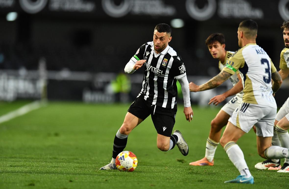 Yanis Rahmani conduciendo el balón