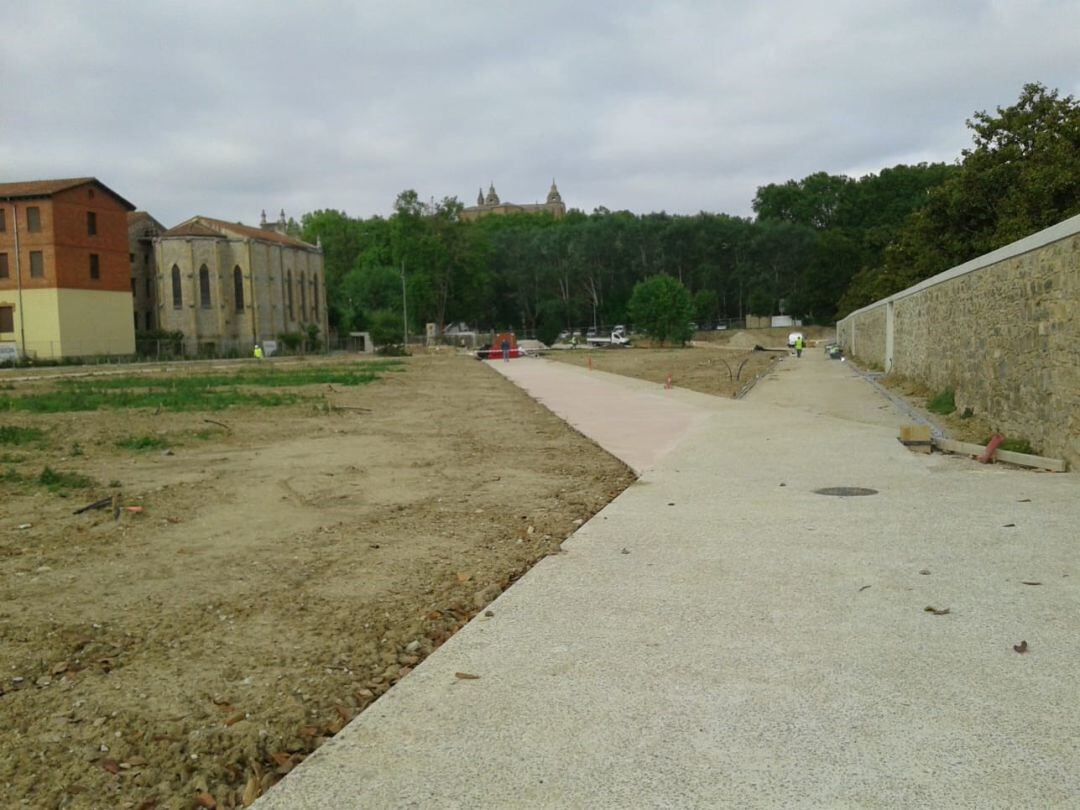 El aspecto urbano de la zona comprendida entre la Magdalena y el límite con Burlada, junto al instituto Irubide y la iglesia de Santiago en Pamplona está cambiando radicalmente con un nuevo parque y la urbanización junto a la avenida de Corella con nuevas