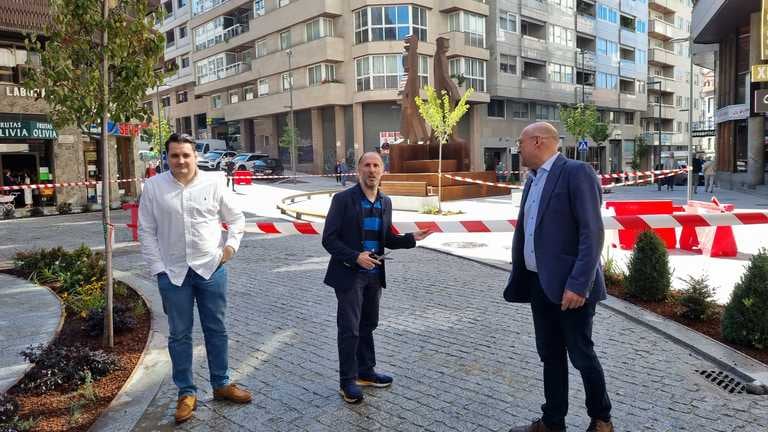 En la imagen, a la izquierda, Fran Lorenzo con el alcalde, Gonzalo Jácome, y Armando Ojea