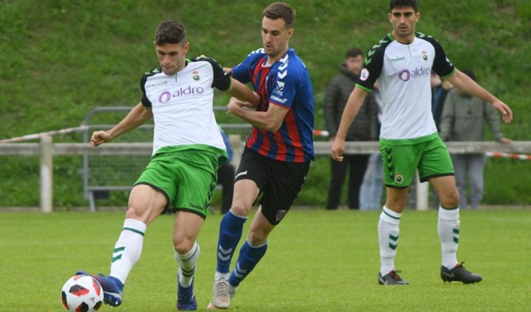 Óscar Gil protege el balón en Sarriena en Leioa