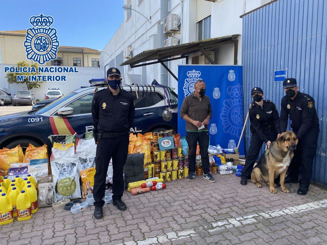 Entrega de material por la Policía.