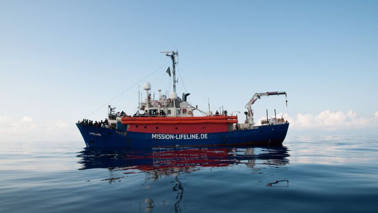 El barco 'Lifeline', de la ONG alemana Mission Lifeline, con 224 personas a bordo.