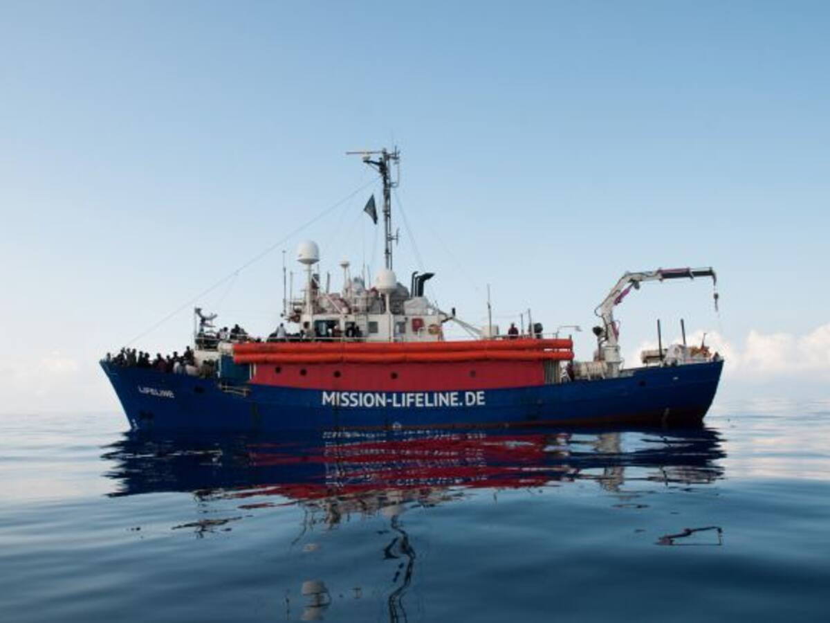 La ONG del barco con 224 personas sigue a la deriva y no sabe dónde atracar