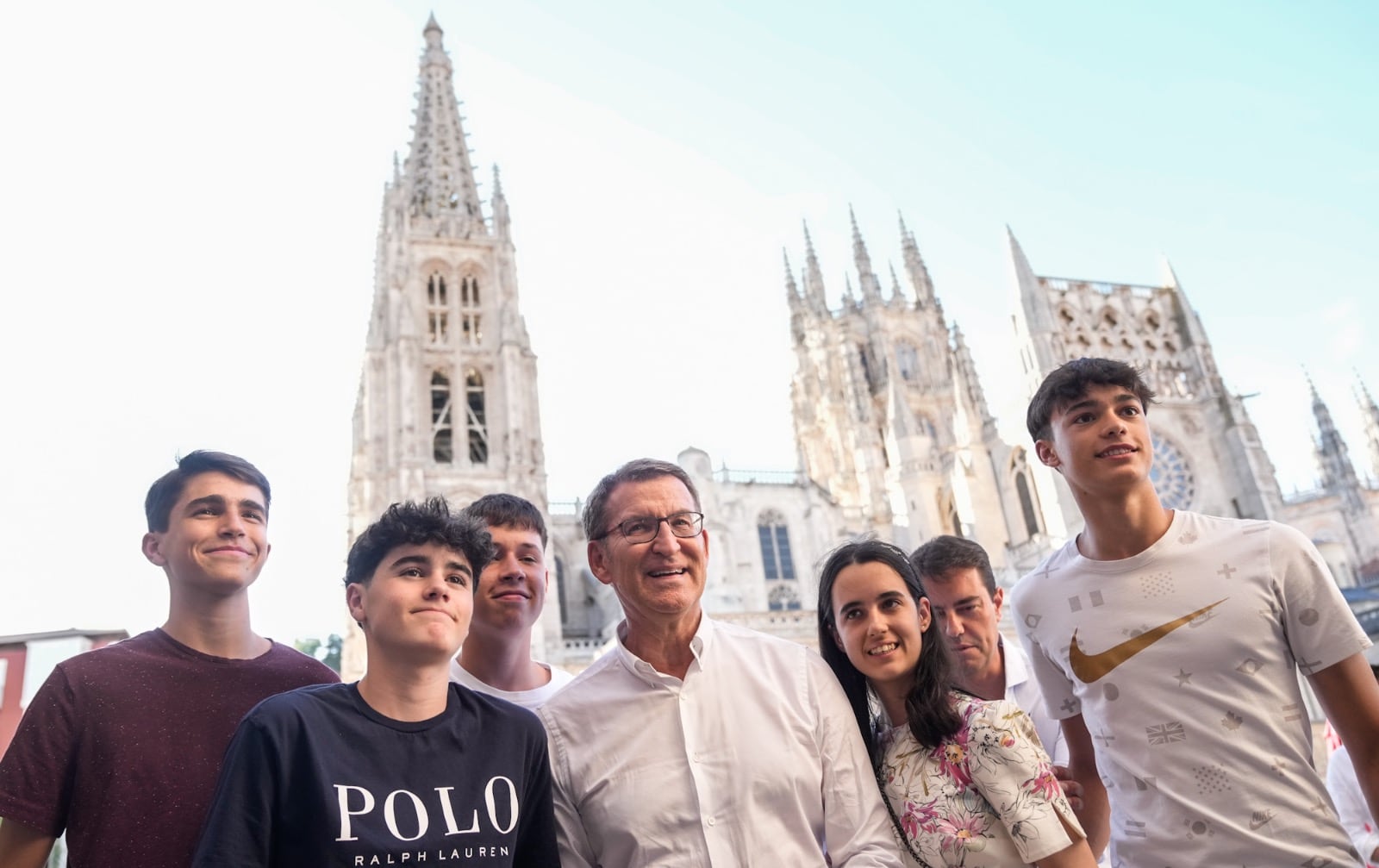 Núñez Feijoo posa con jóvenes del PP ante la Catedral de Burgos.