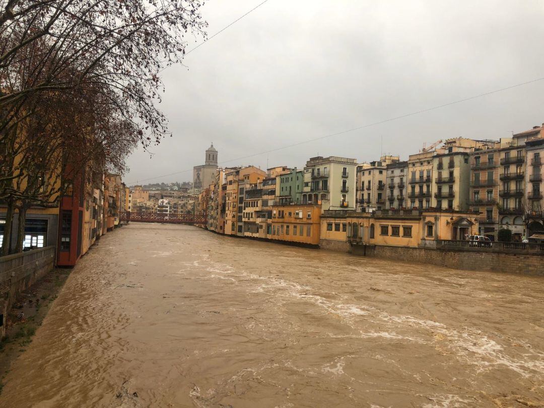 L'Onyar al seu pas pel centre de Girona a les 9:40.
