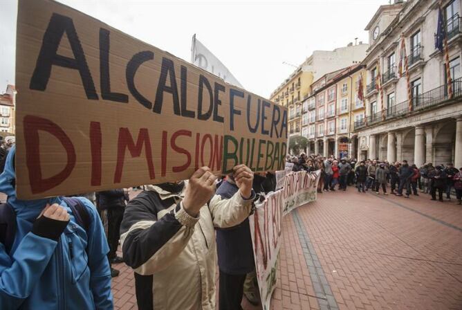 Imagen de la manifestación en la puerta del ayuntamiento de Burgos debido a las obras de la calle Vitoria.