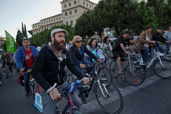 La candidata de Ahora Madrid, Manuela Carmena, acude en bici a un mitin durante la campaña electoral.