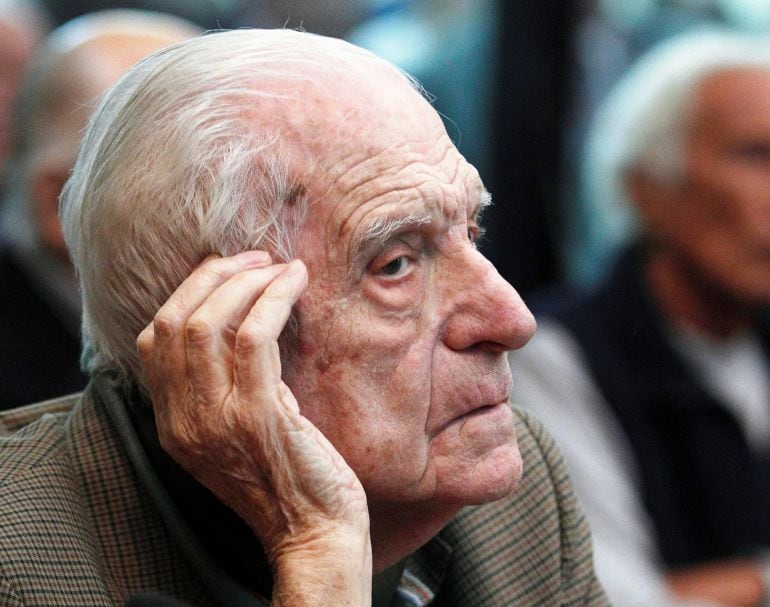 Argentina&#039;s former President and Army Chief Reynaldo Bignone sits in a courthouse during the first day of his trial, accused of participating in &quot;Operation Condor&quot;, in Buenos Aires March 5, 2013. 