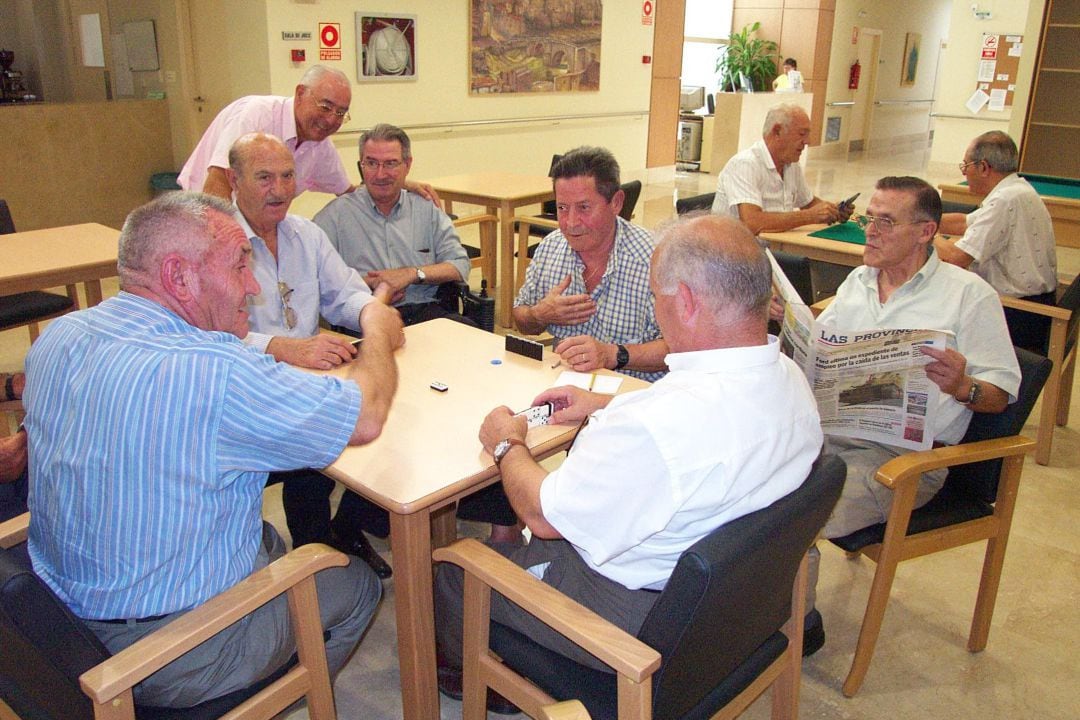 Jubilados jugando a las cartas en un hogar de jubilados