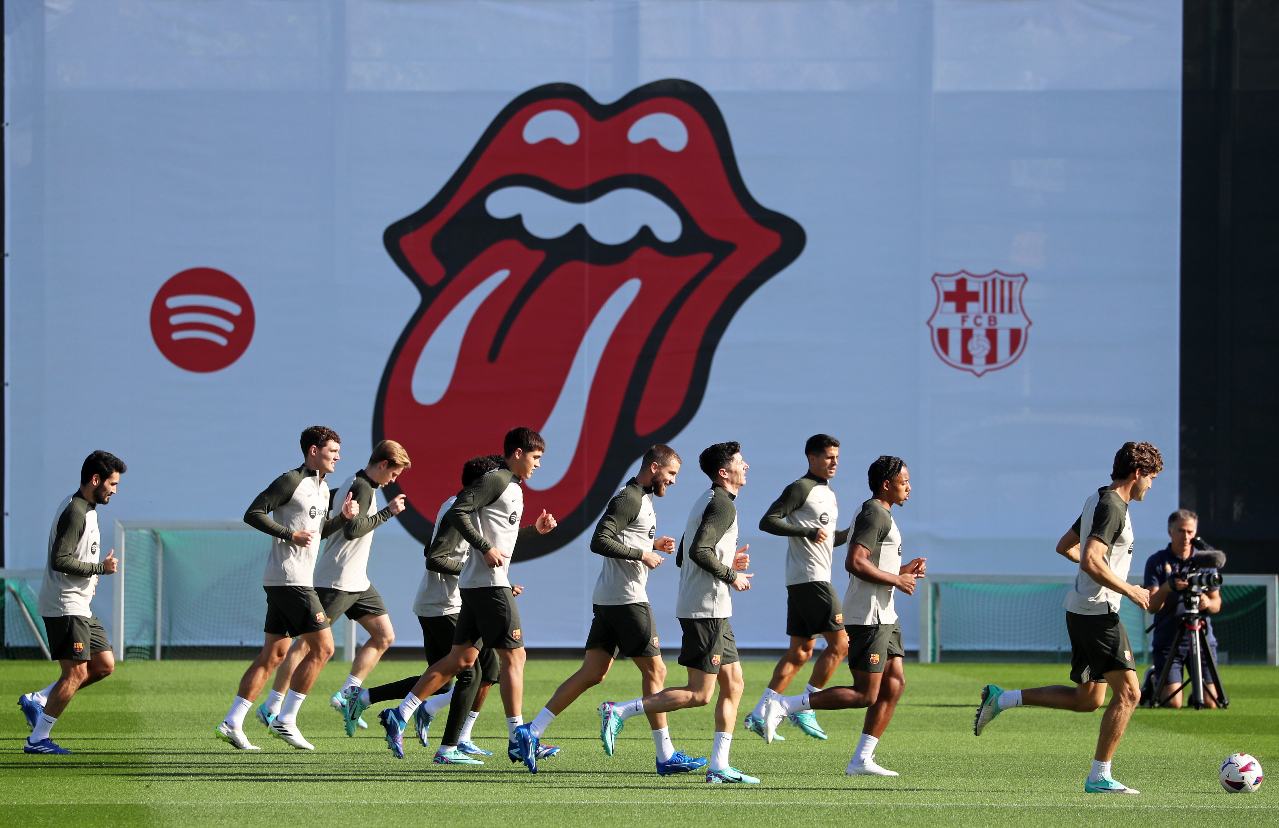 Los jugadores del FC Barcelona entrenan antes del Clásico