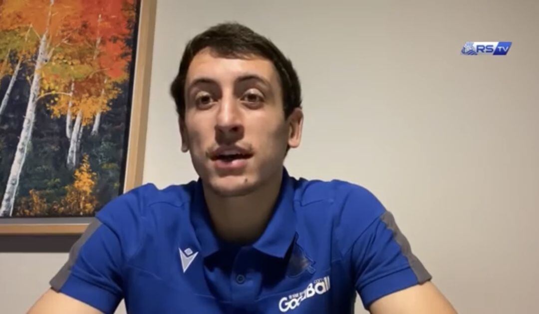 Oyarzabal respondiendo preguntas desde su casa