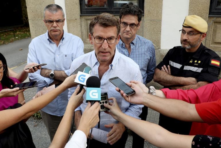 El presidente de la Xunta de Galicia, Alberto Núñez Feijóo (c), acompañado por el Delegado del Gobierno en Galicia, Santiago Villanueva (1i)