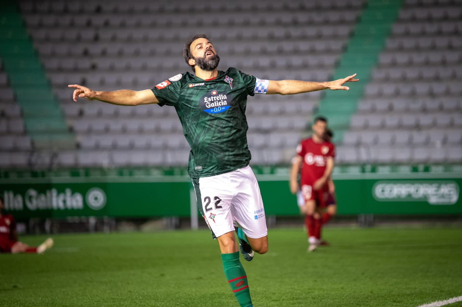 Joselu celebra su gol en el Racing-Linares Deportivo de este miércoles en A Malata (foto: Mijanphoto Sports para Racing de Ferrol)